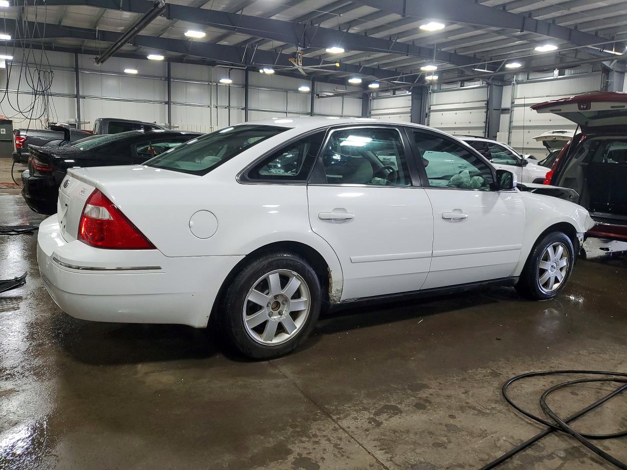 2005 Ford Five Hundred Se White vin: 1FAFP23105G177447