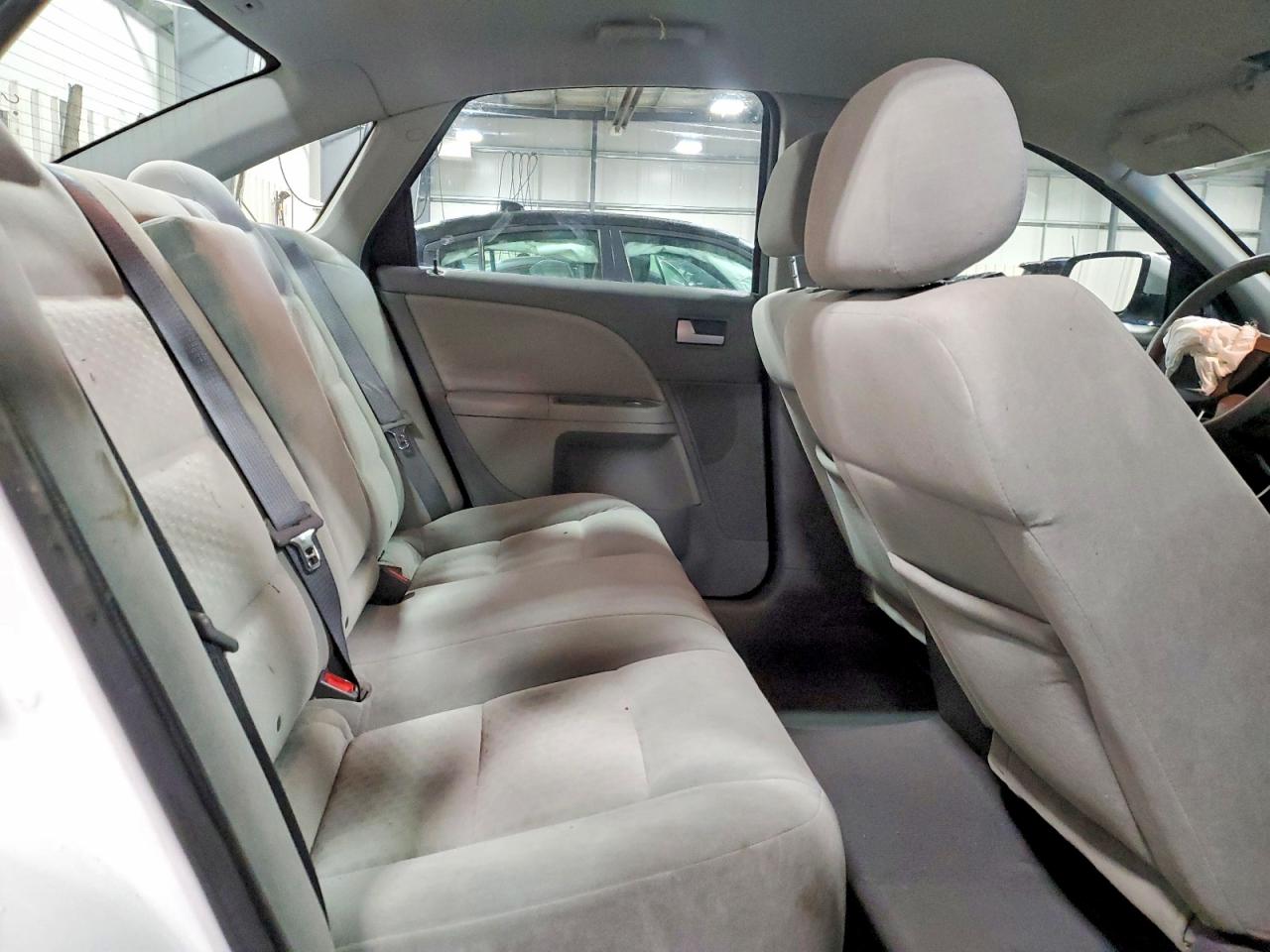 2005 Ford Five Hundred Se White vin: 1FAFP23105G177447