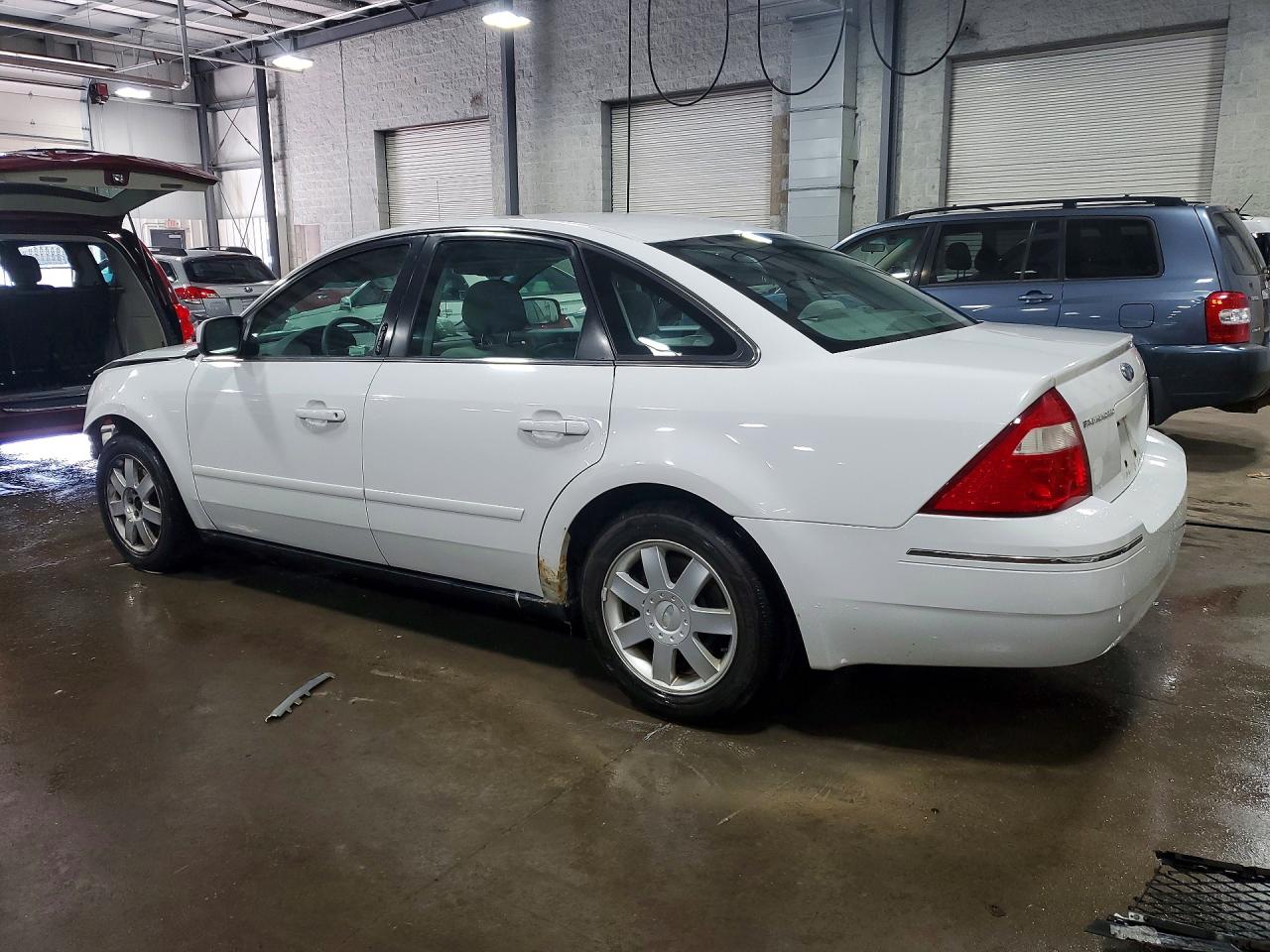 2005 Ford Five Hundred Se White vin: 1FAFP23105G177447