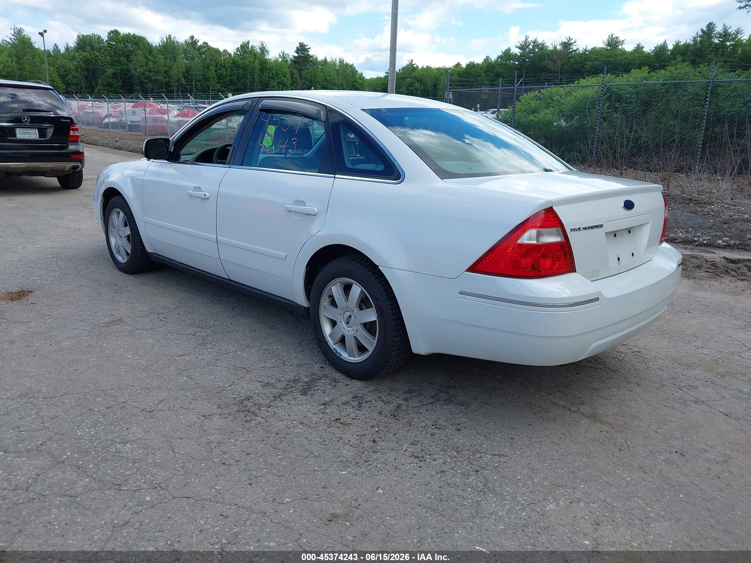2005 Ford Five Hundred Se White vin: 1FAFP23155G129006