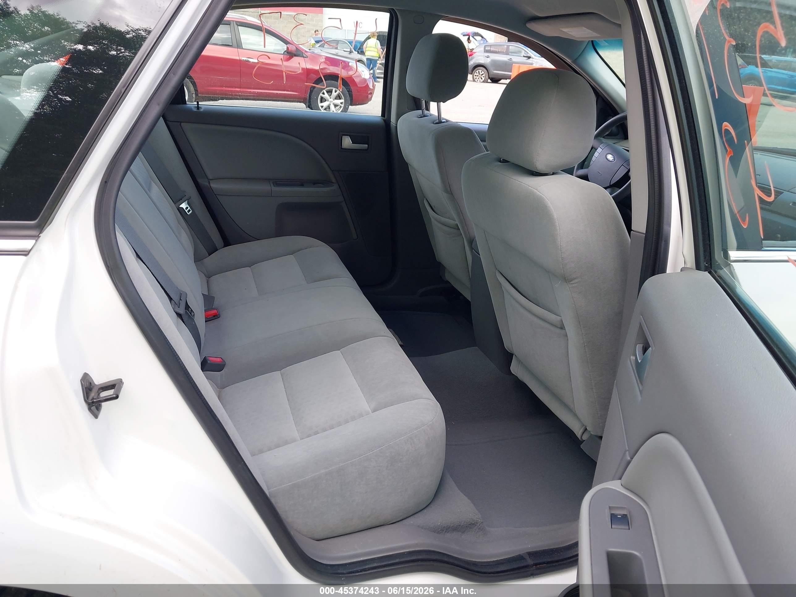 2005 Ford Five Hundred Se White vin: 1FAFP23155G129006