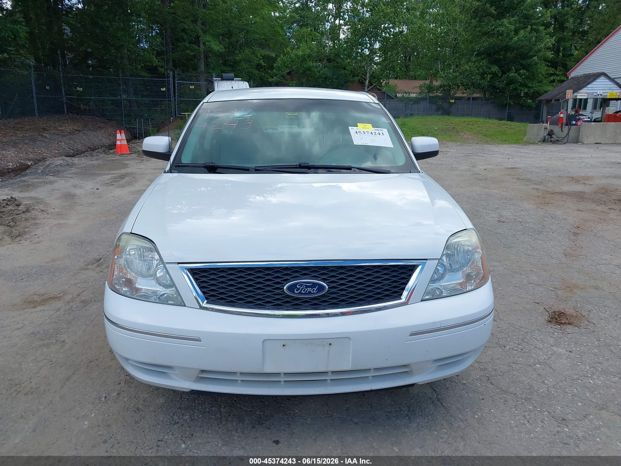 2005 Ford Five Hundred Se White vin: 1FAFP23155G129006