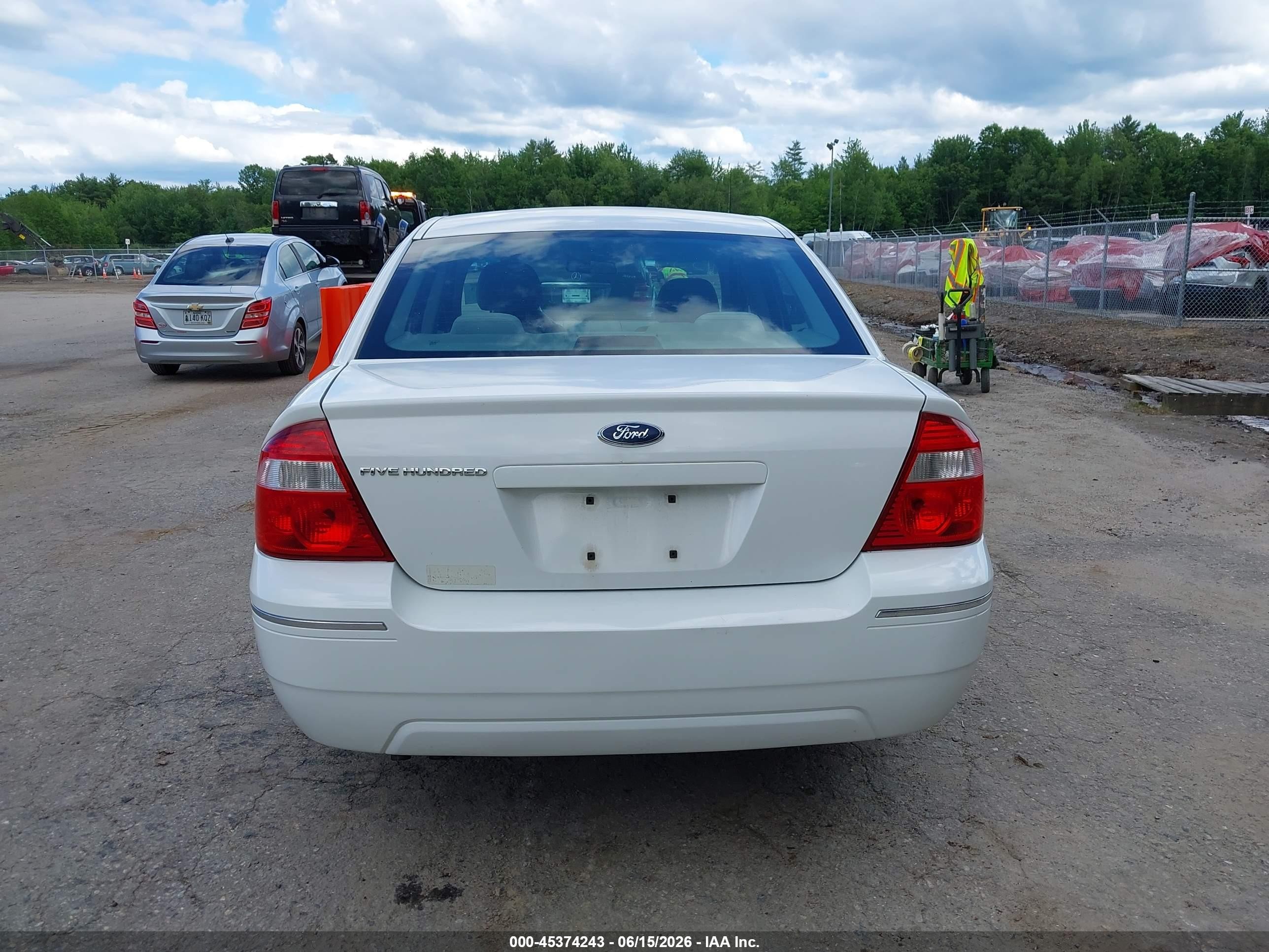 2005 Ford Five Hundred Se White vin: 1FAFP23155G129006