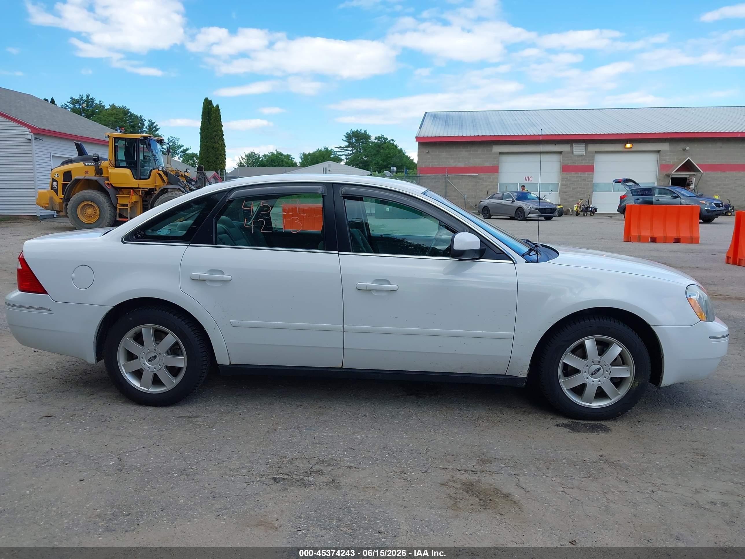 2005 Ford Five Hundred Se White vin: 1FAFP23155G129006