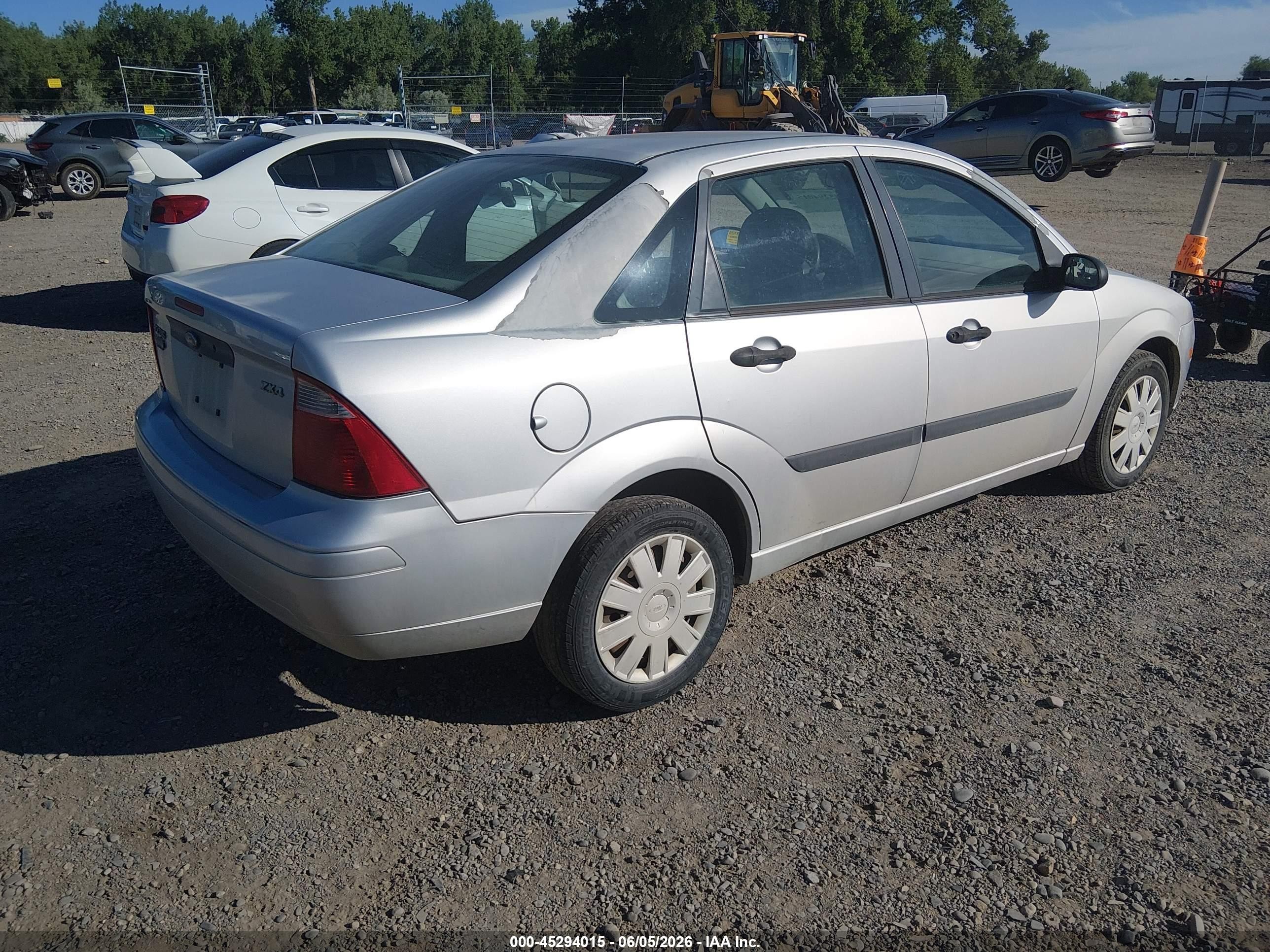 2005 Ford Focus Zx4 White vin: 1FAFP34N05W124843
