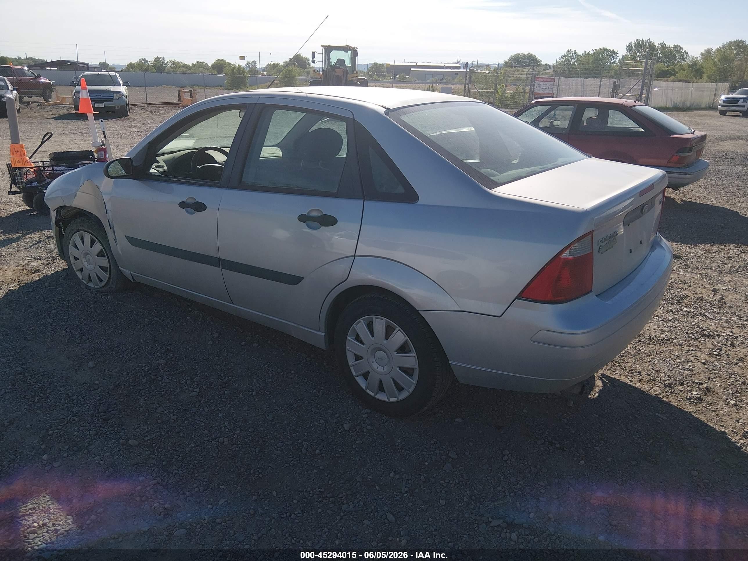 2005 Ford Focus Zx4 White vin: 1FAFP34N05W124843