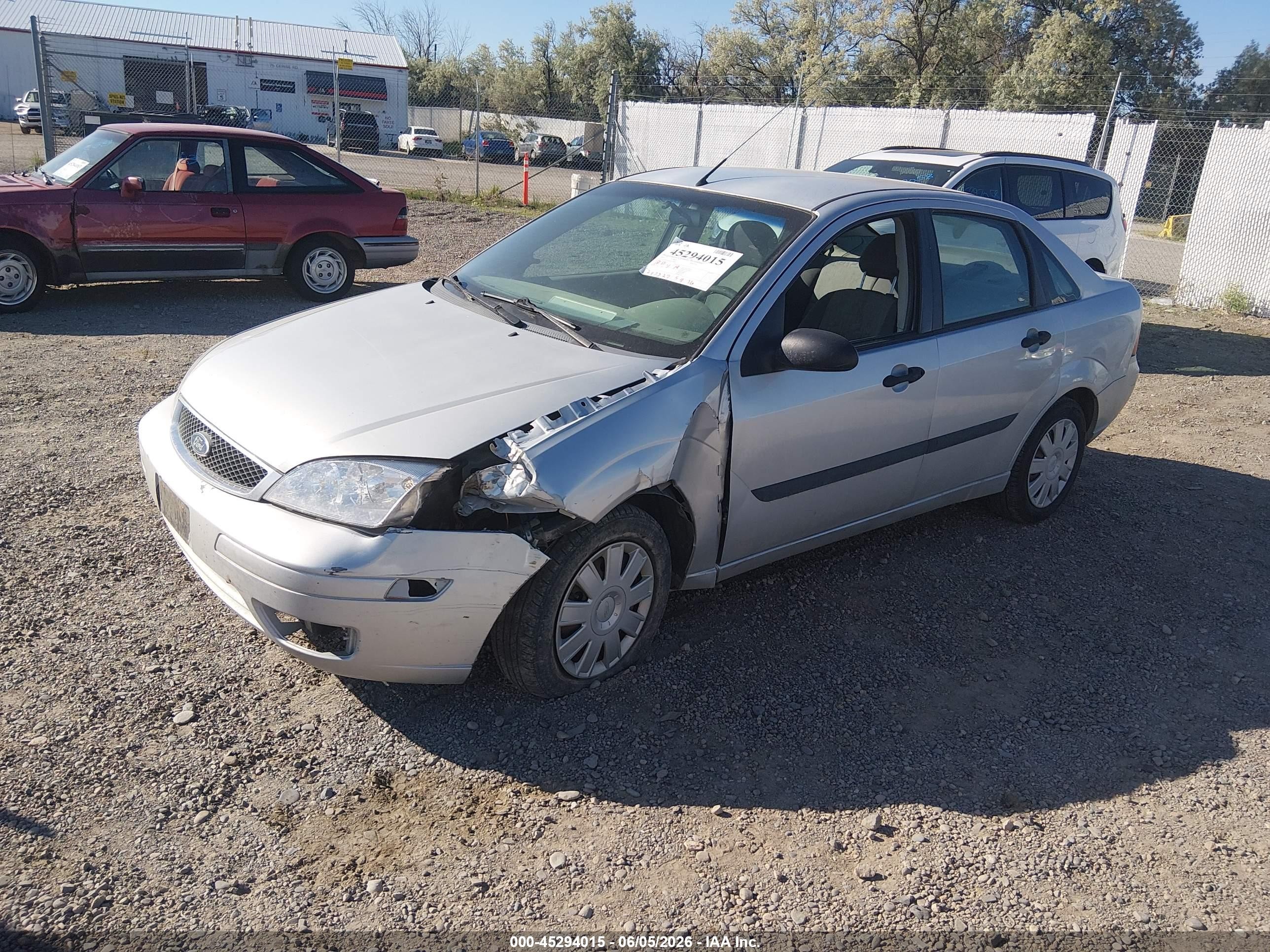 2005 Ford Focus Zx4 White vin: 1FAFP34N05W124843