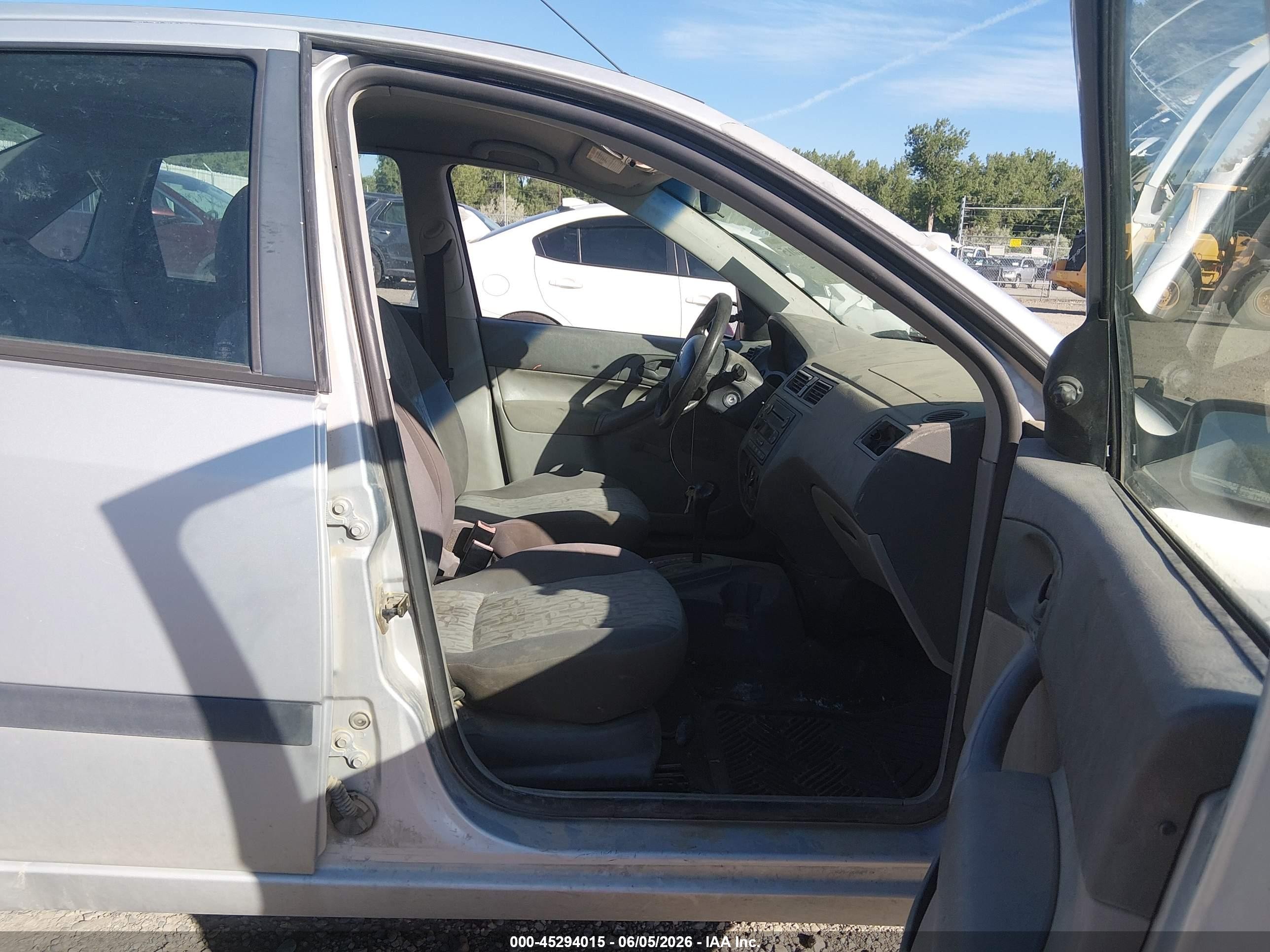 2005 Ford Focus Zx4 White vin: 1FAFP34N05W124843