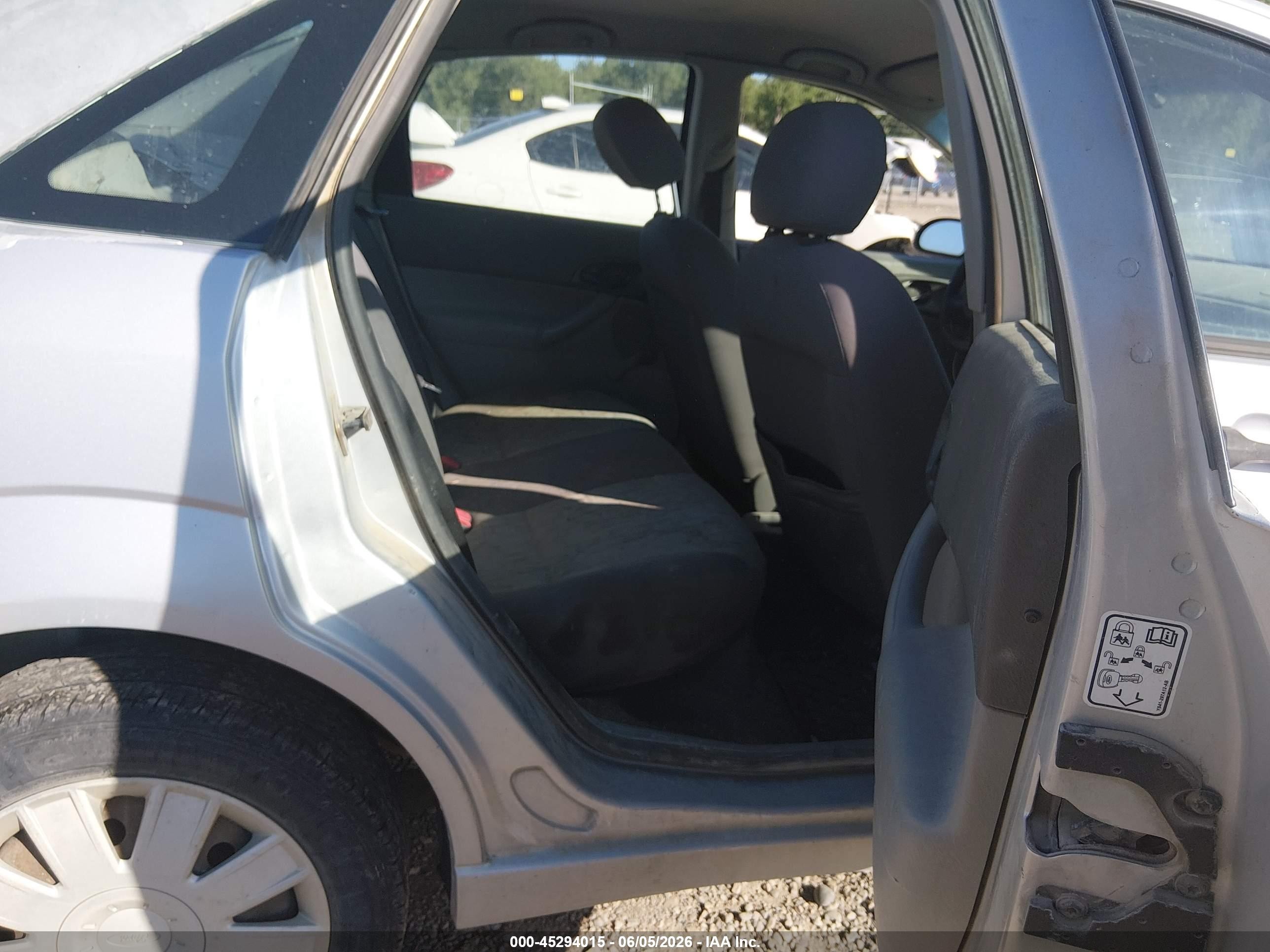2005 Ford Focus Zx4 White vin: 1FAFP34N05W124843