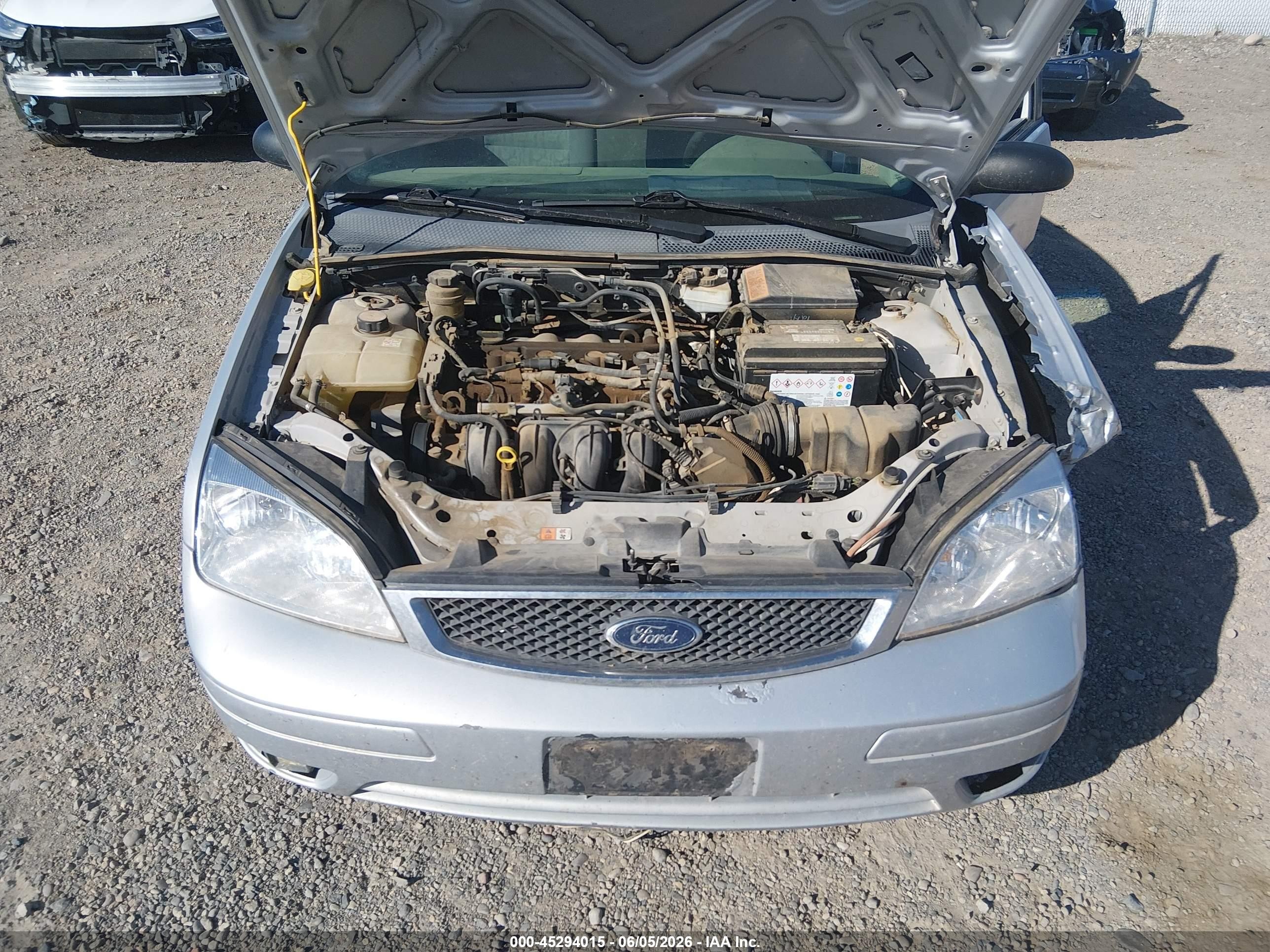 2005 Ford Focus Zx4 White vin: 1FAFP34N05W124843