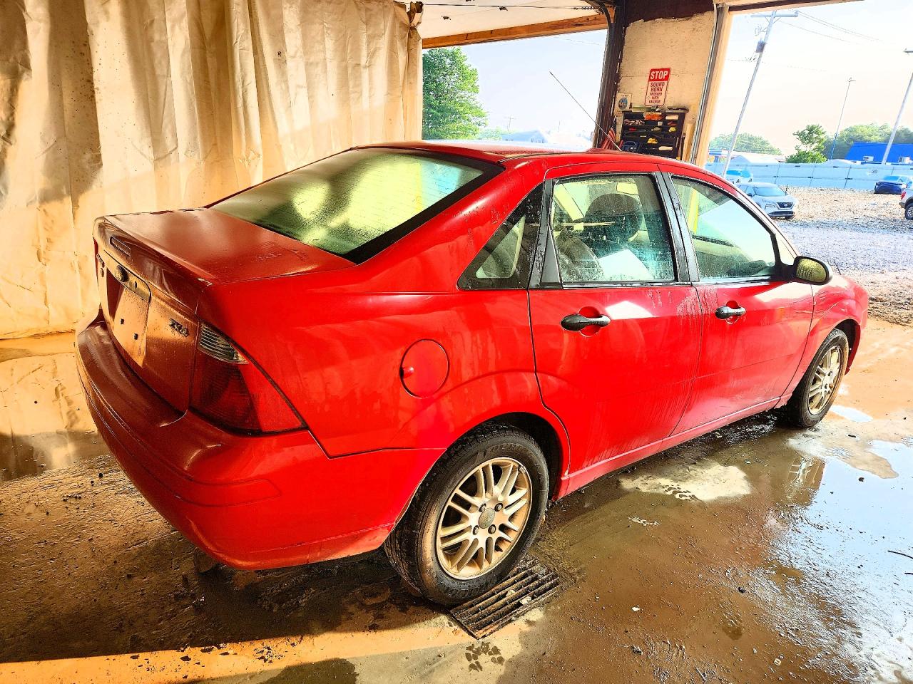 2005 Ford Focus Zx4 Red vin: 1FAFP34N05W193287