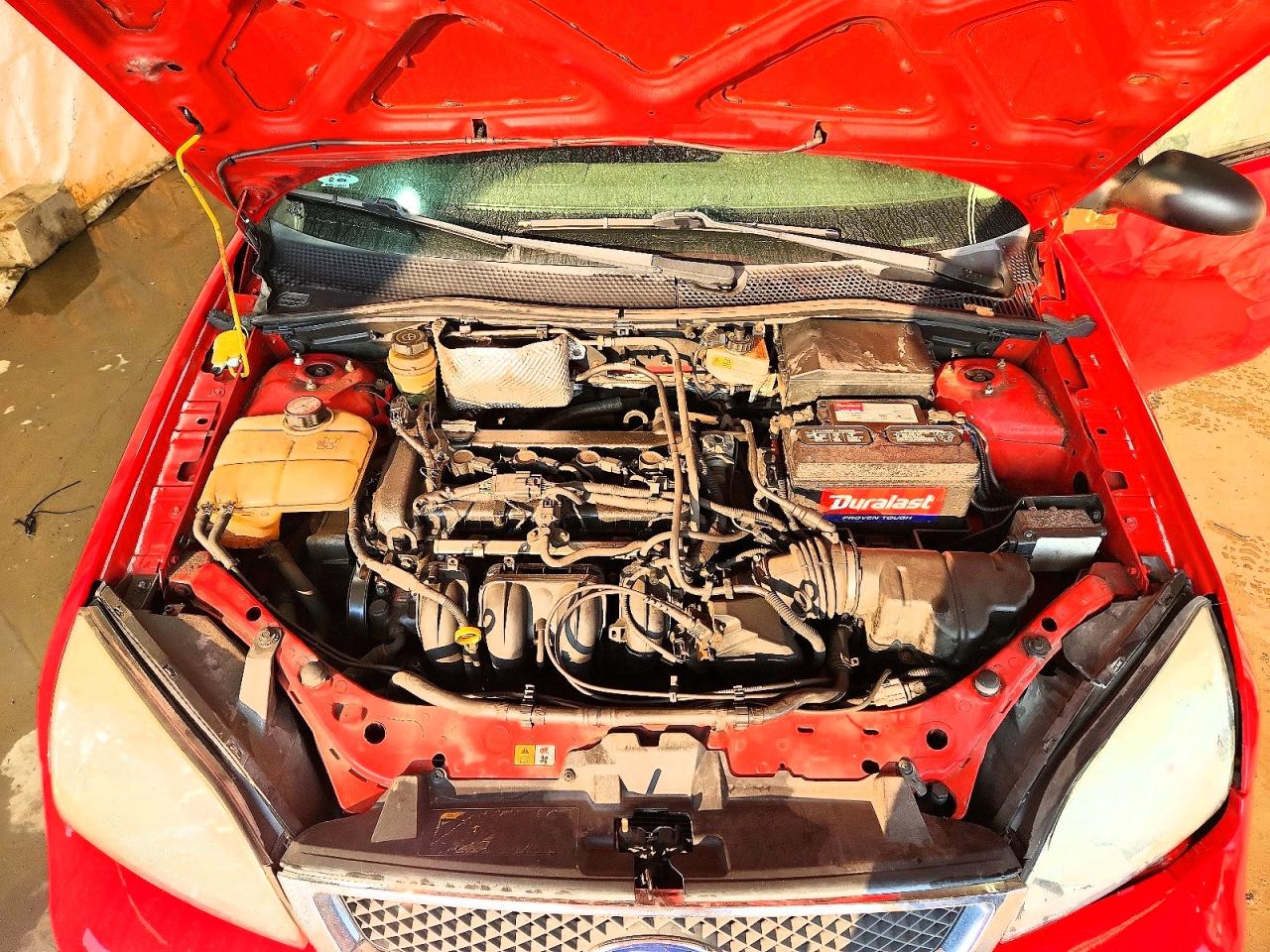 2005 Ford Focus Zx4 Red vin: 1FAFP34N05W193287