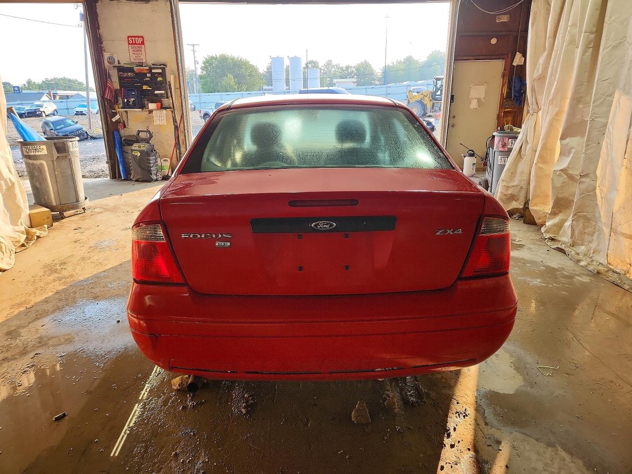 2005 Ford Focus Zx4 Red vin: 1FAFP34N05W193287