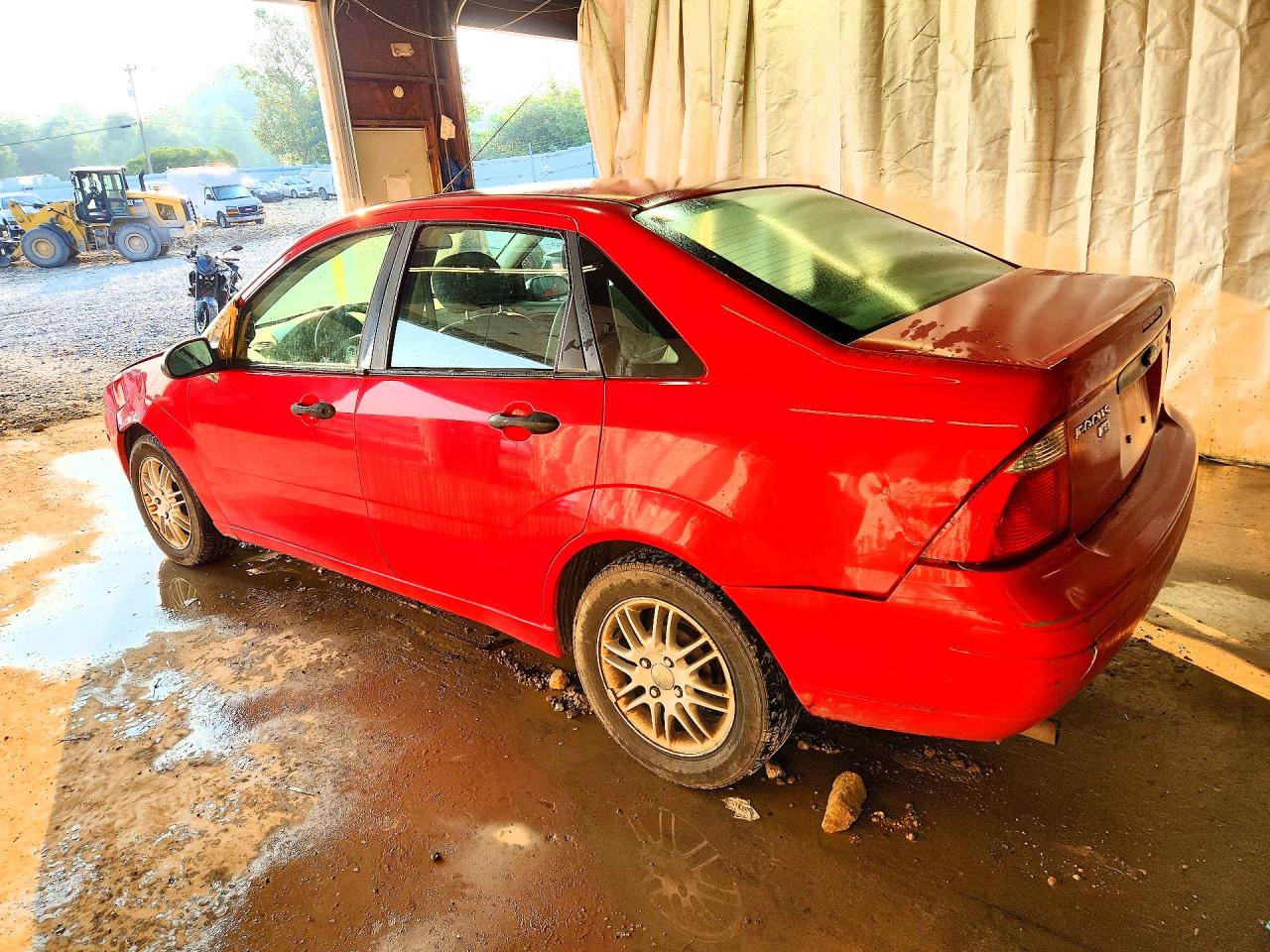 2005 Ford Focus Zx4 Red vin: 1FAFP34N05W193287
