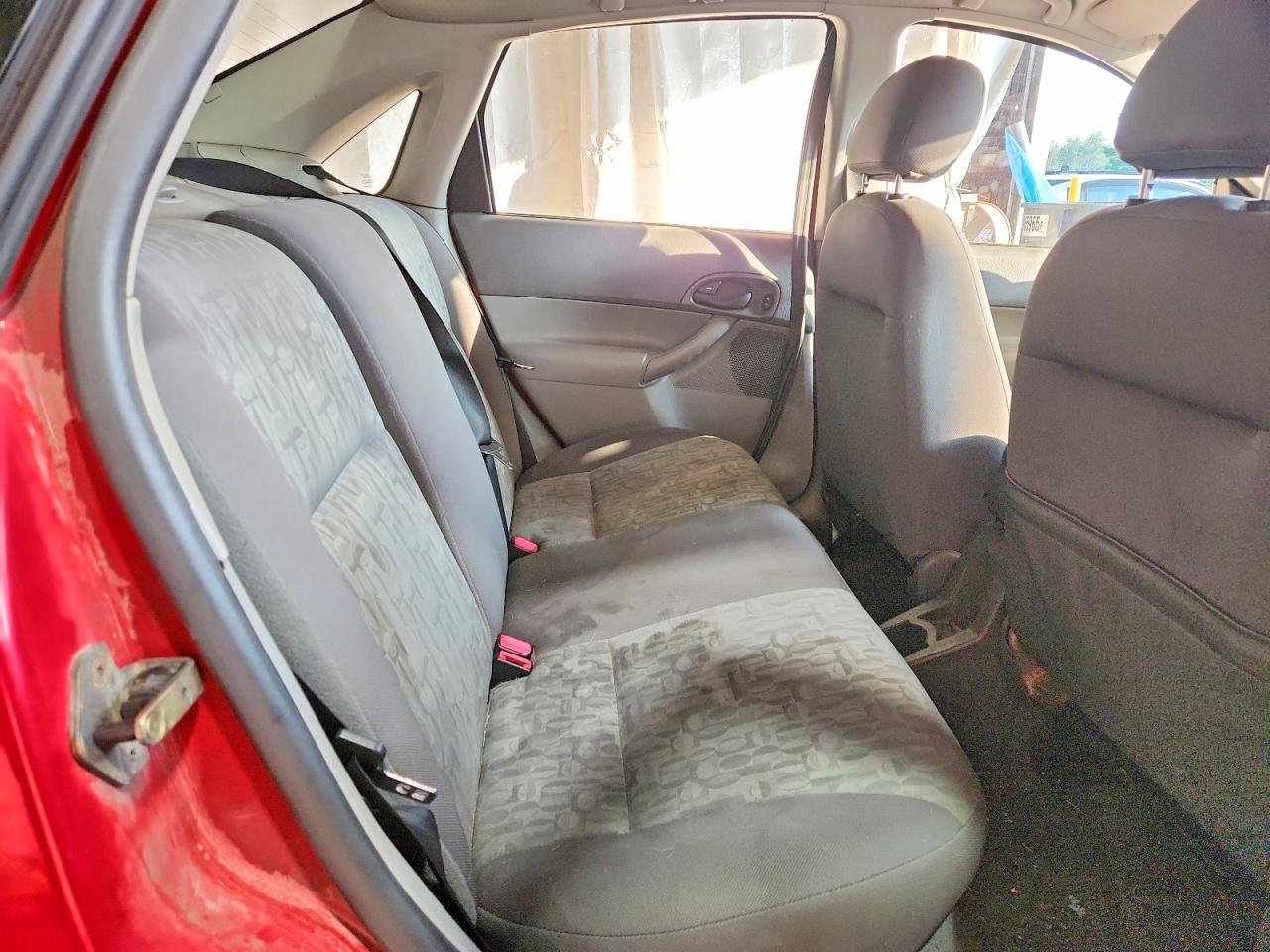2005 Ford Focus Zx4 Red vin: 1FAFP34N05W193287