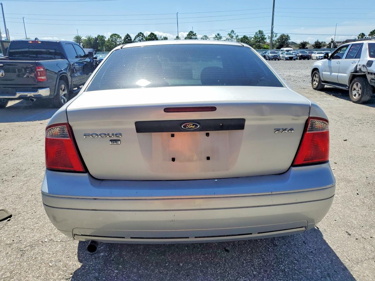 2005 Ford Focus Zx4 Silver vin: 1FAFP34N05W256291