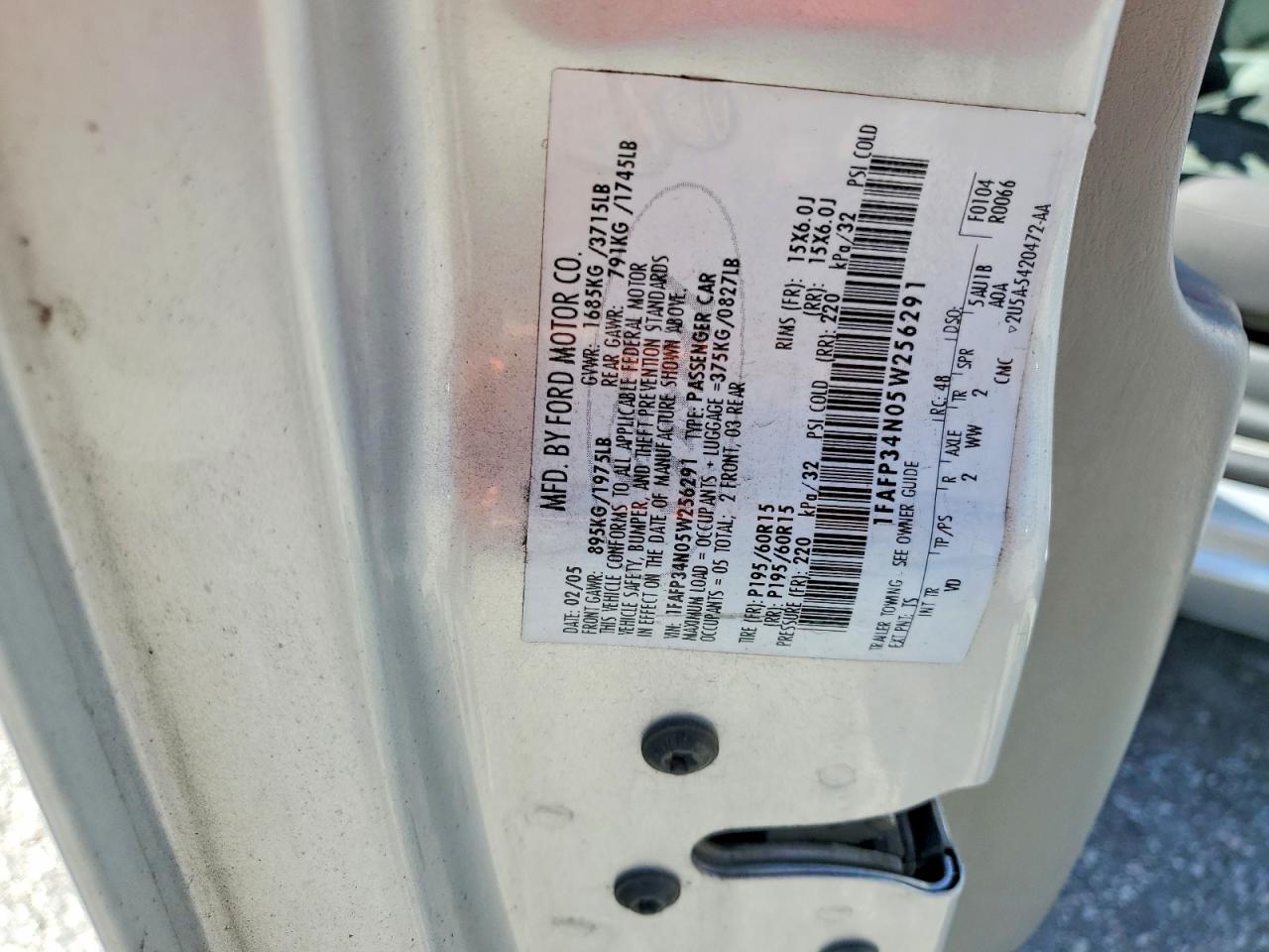 2005 Ford Focus Zx4 Silver vin: 1FAFP34N05W256291