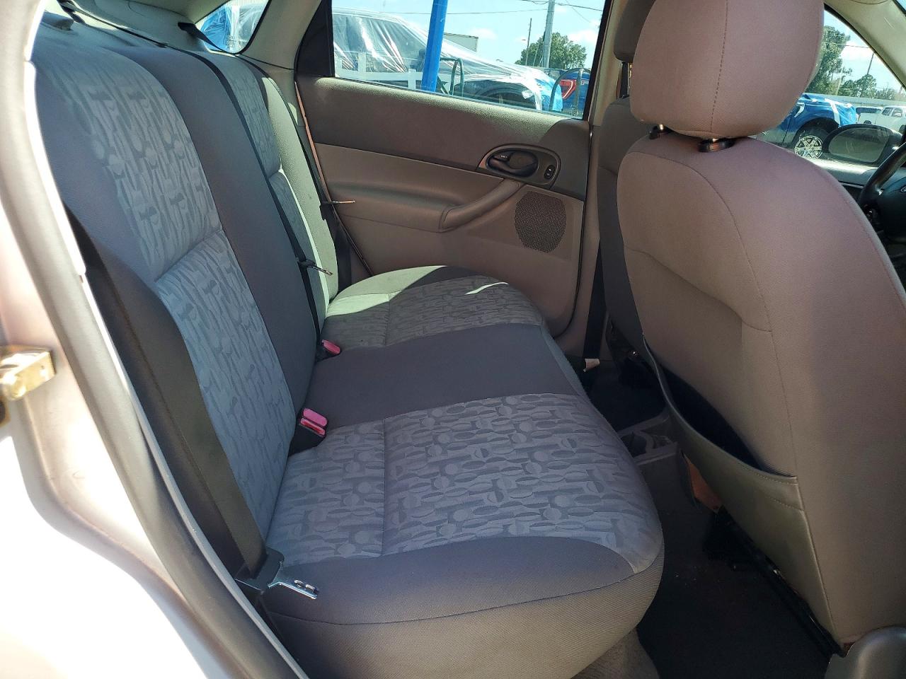 2005 Ford Focus Zx4 Silver vin: 1FAFP34N05W256291