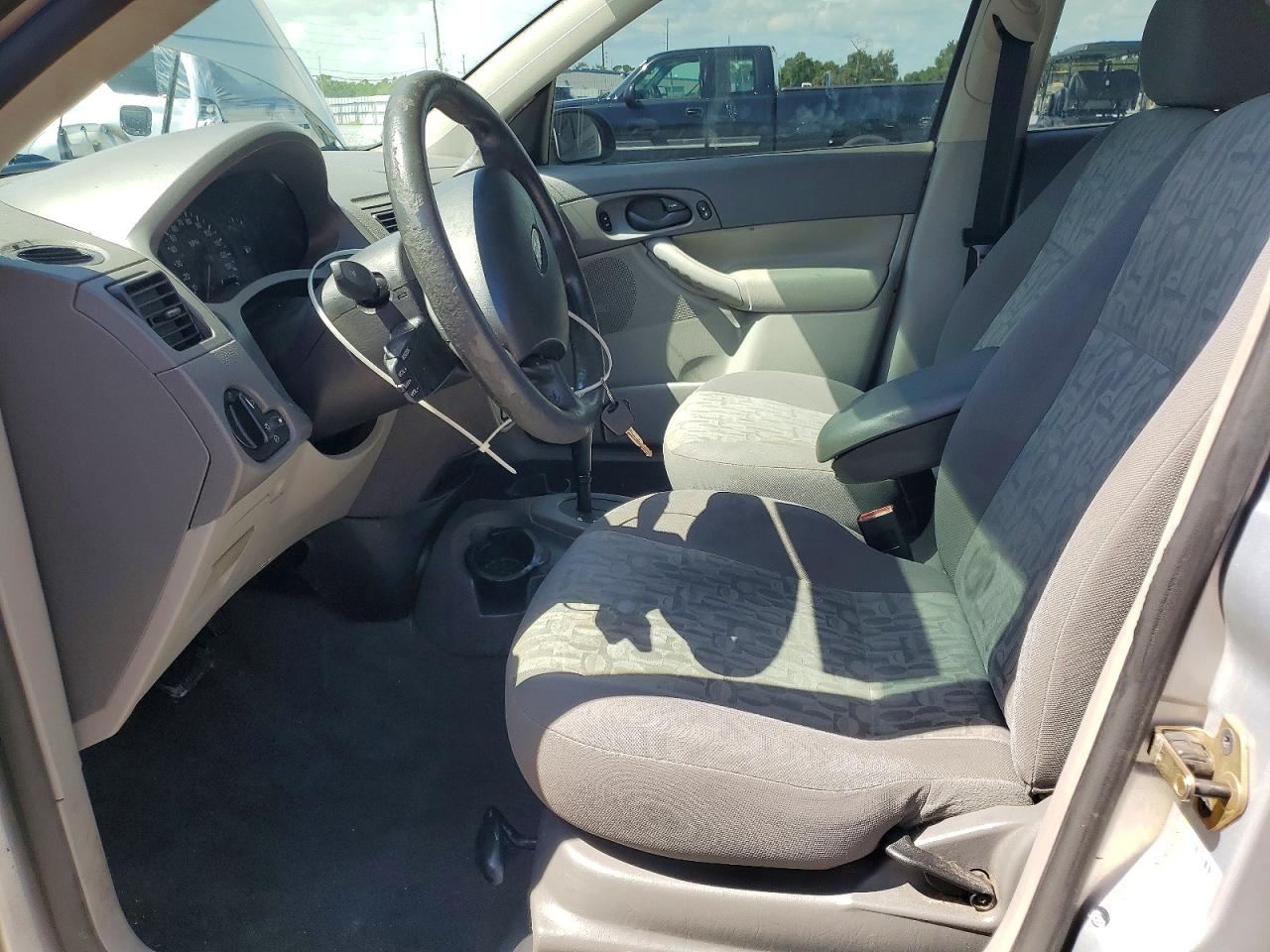 2005 Ford Focus Zx4 Silver vin: 1FAFP34N05W256291