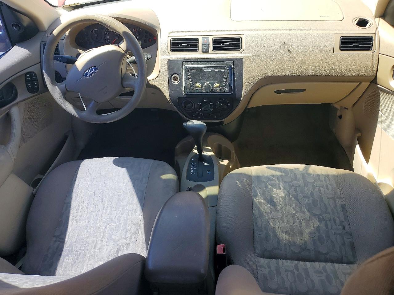 2005 Ford Focus Zx4 Red vin: 1FAFP34N05W307241