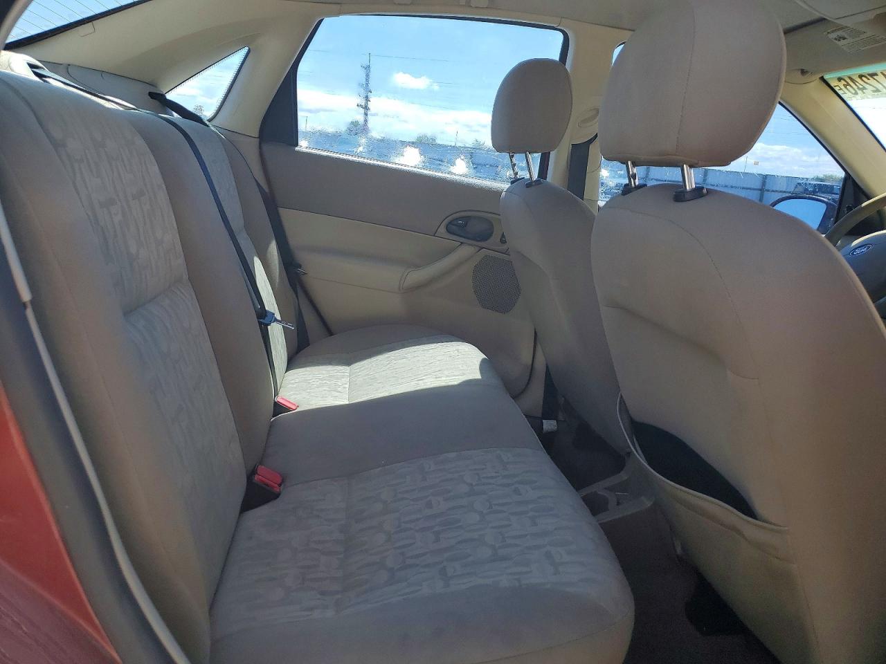 2005 Ford Focus Zx4 Red vin: 1FAFP34N05W307241
