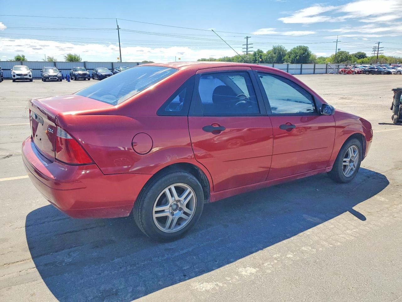 2005 Ford Focus Zx4 Red vin: 1FAFP34N05W307241