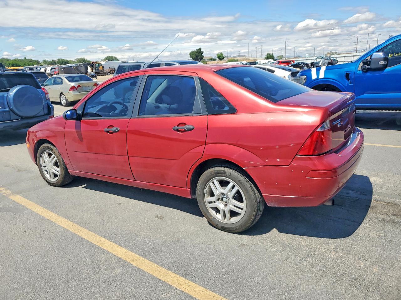 2005 Ford Focus Zx4 Red vin: 1FAFP34N05W307241