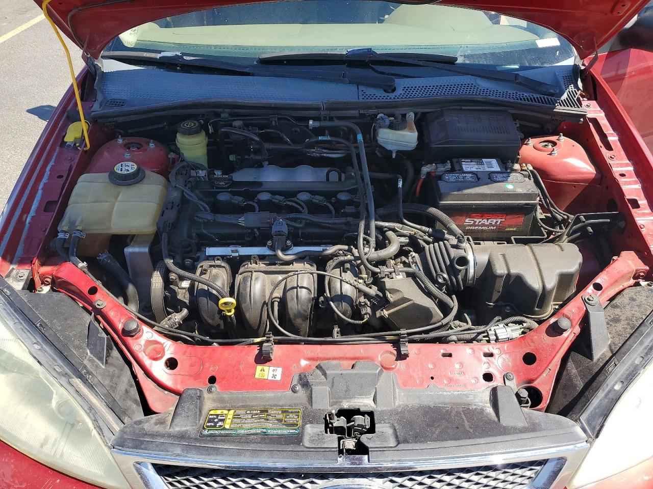 2005 Ford Focus Zx4 Red vin: 1FAFP34N05W307241