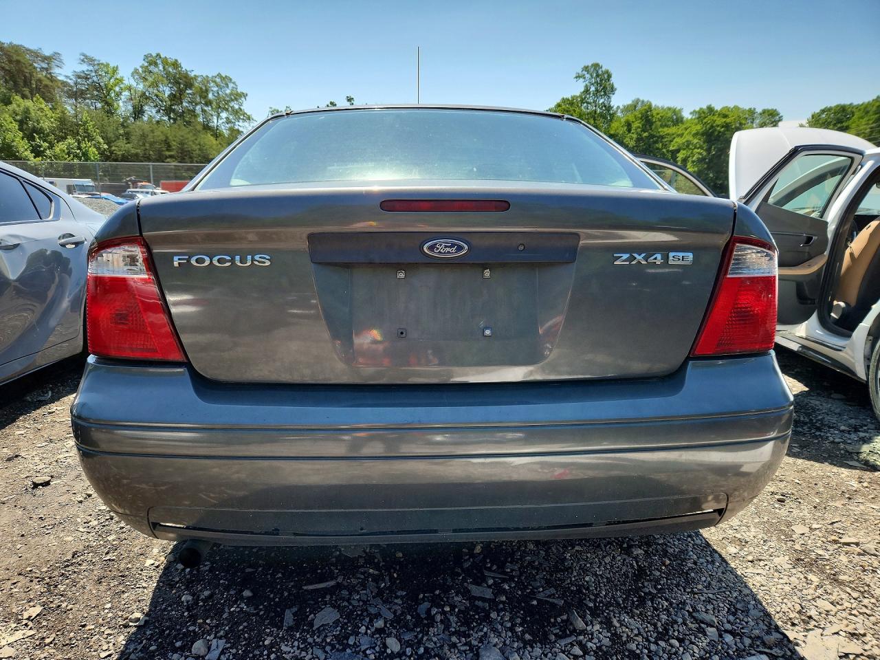 2005 Ford Focus Zx4 Gray vin: 1FAFP34N15W140937