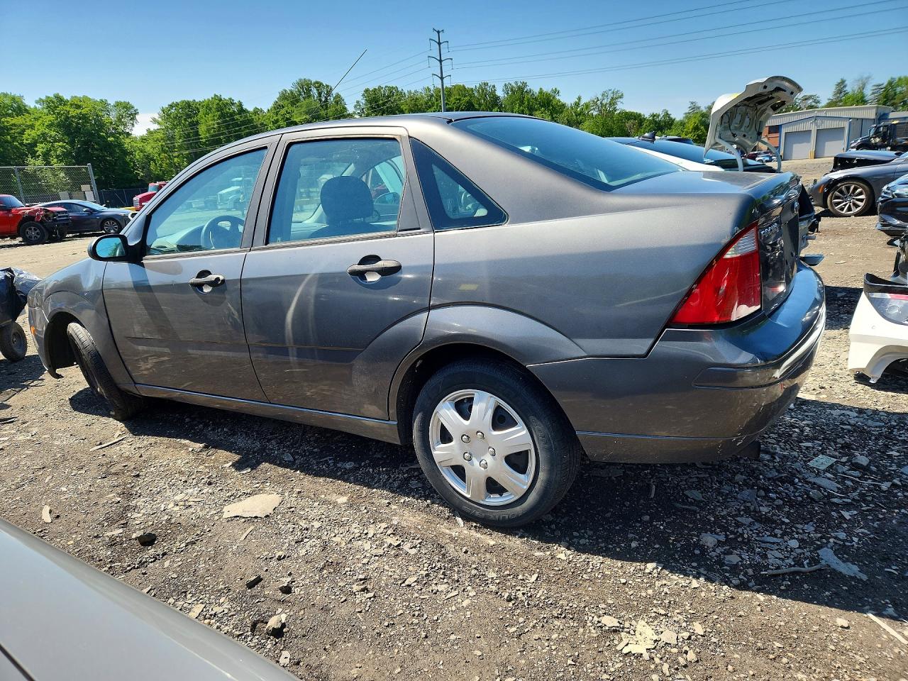 2005 Ford Focus Zx4 Gray vin: 1FAFP34N15W140937