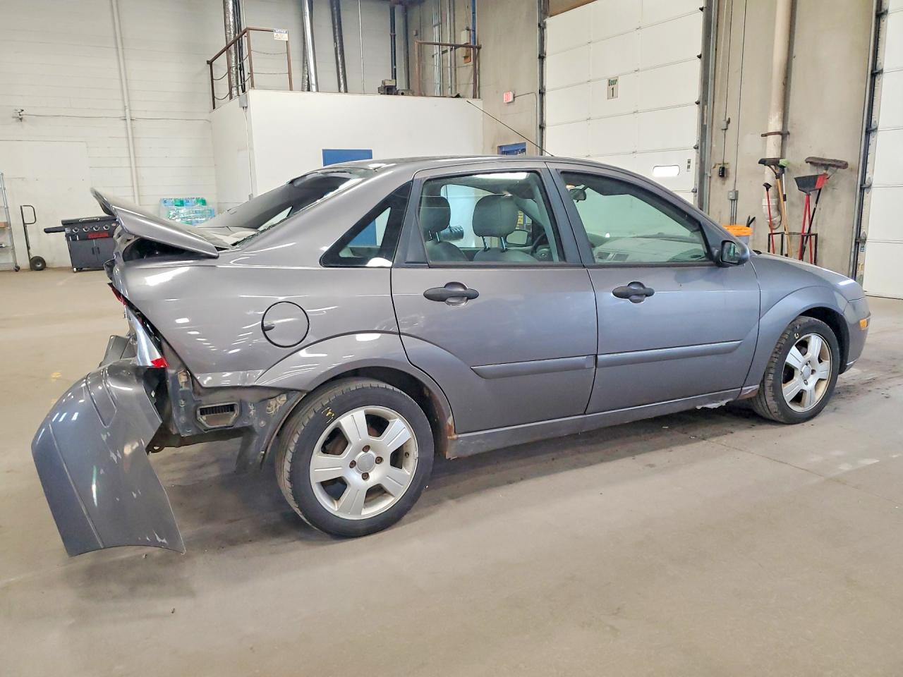 2005 Ford Focus Zx4 Gray vin: 1FAFP34N15W167054