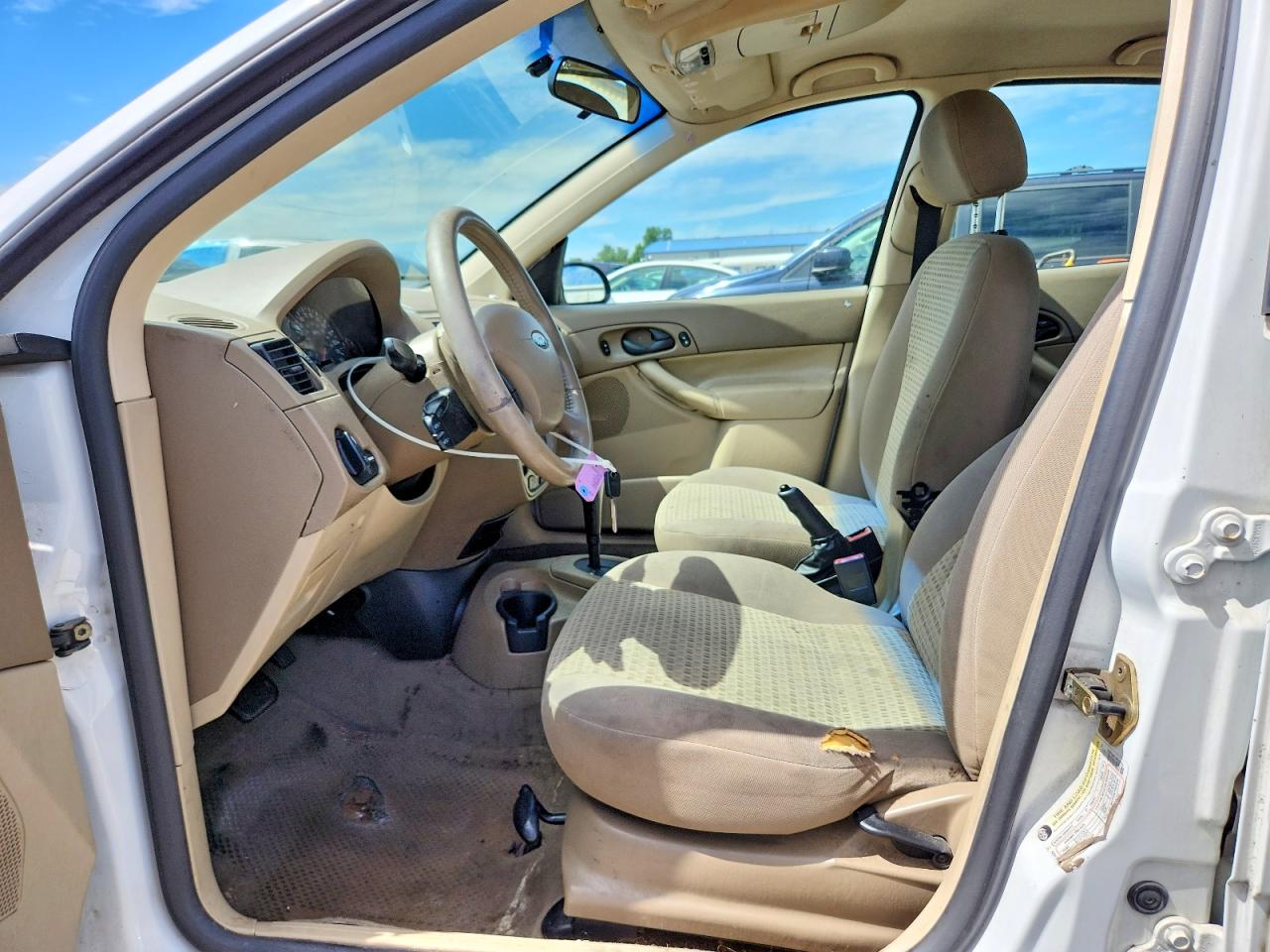 2005 Ford Focus Zx4 White vin: 1FAFP34N15W182170