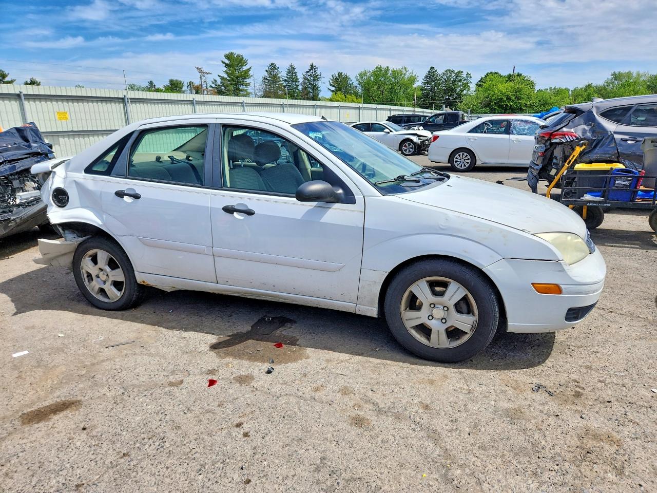 2005 Ford Focus Zx4 White vin: 1FAFP34N15W182170
