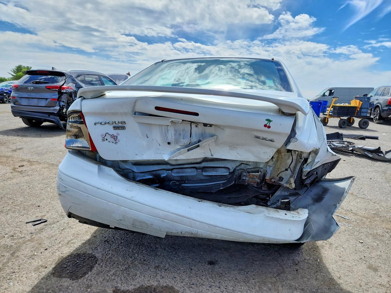 2005 Ford Focus Zx4 White vin: 1FAFP34N15W182170