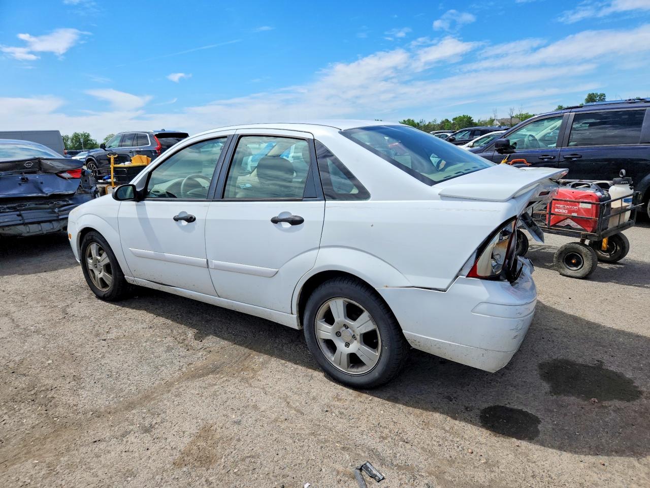 2005 Ford Focus Zx4 White vin: 1FAFP34N15W182170