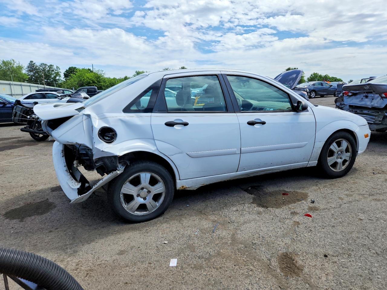 2005 Ford Focus Zx4 White vin: 1FAFP34N15W182170