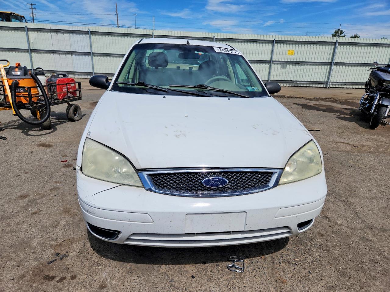 2005 Ford Focus Zx4 White vin: 1FAFP34N15W182170