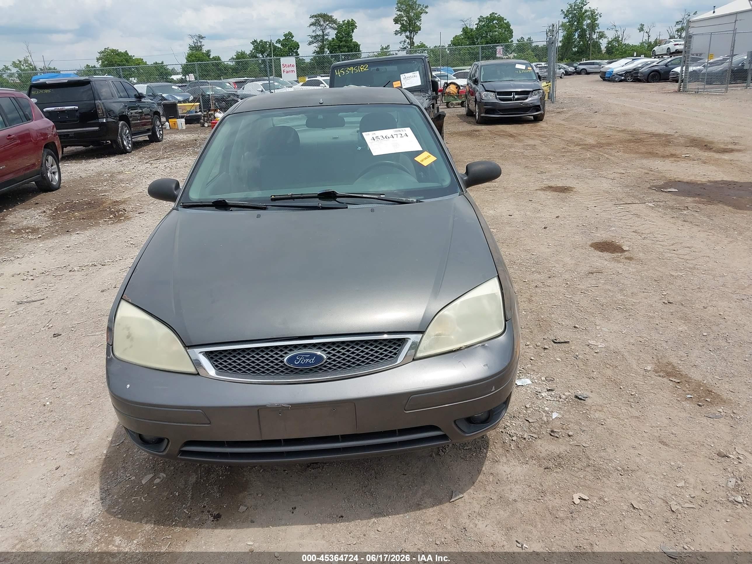 2005 Ford Focus Zx4 Серый vin: 1FAFP34N15W265307