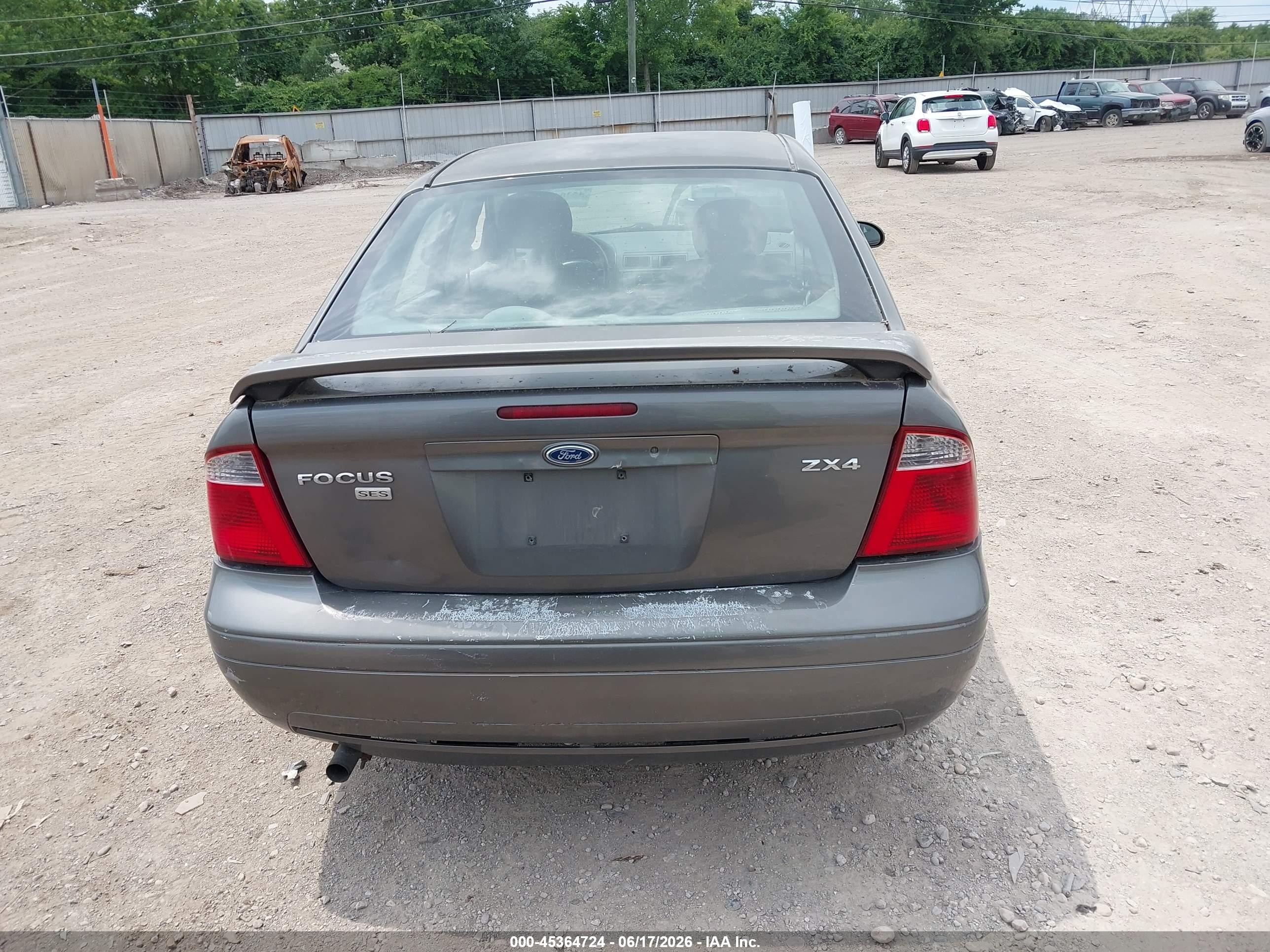 2005 Ford Focus Zx4 Серый vin: 1FAFP34N15W265307