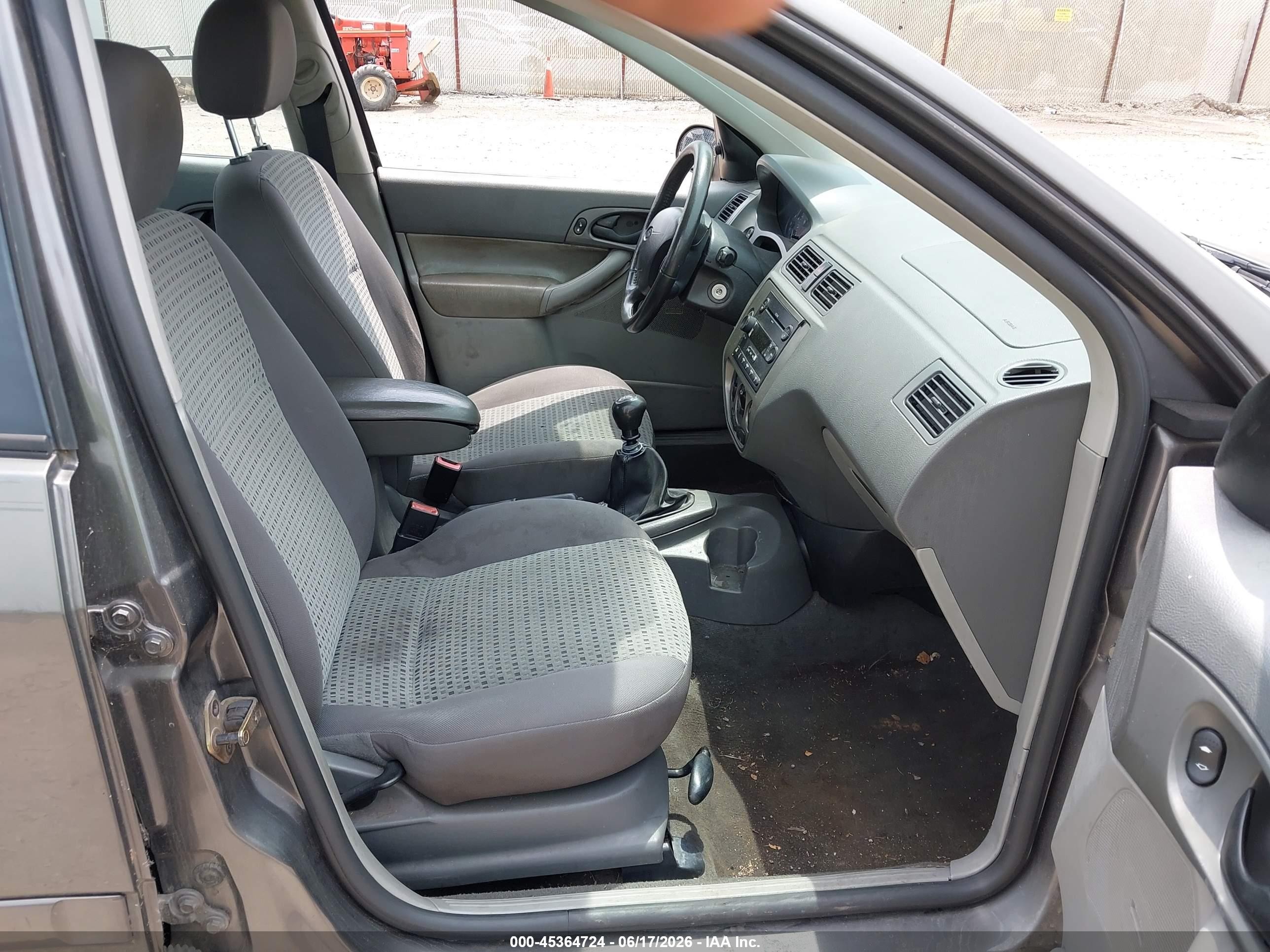 2005 Ford Focus Zx4 Серый vin: 1FAFP34N15W265307