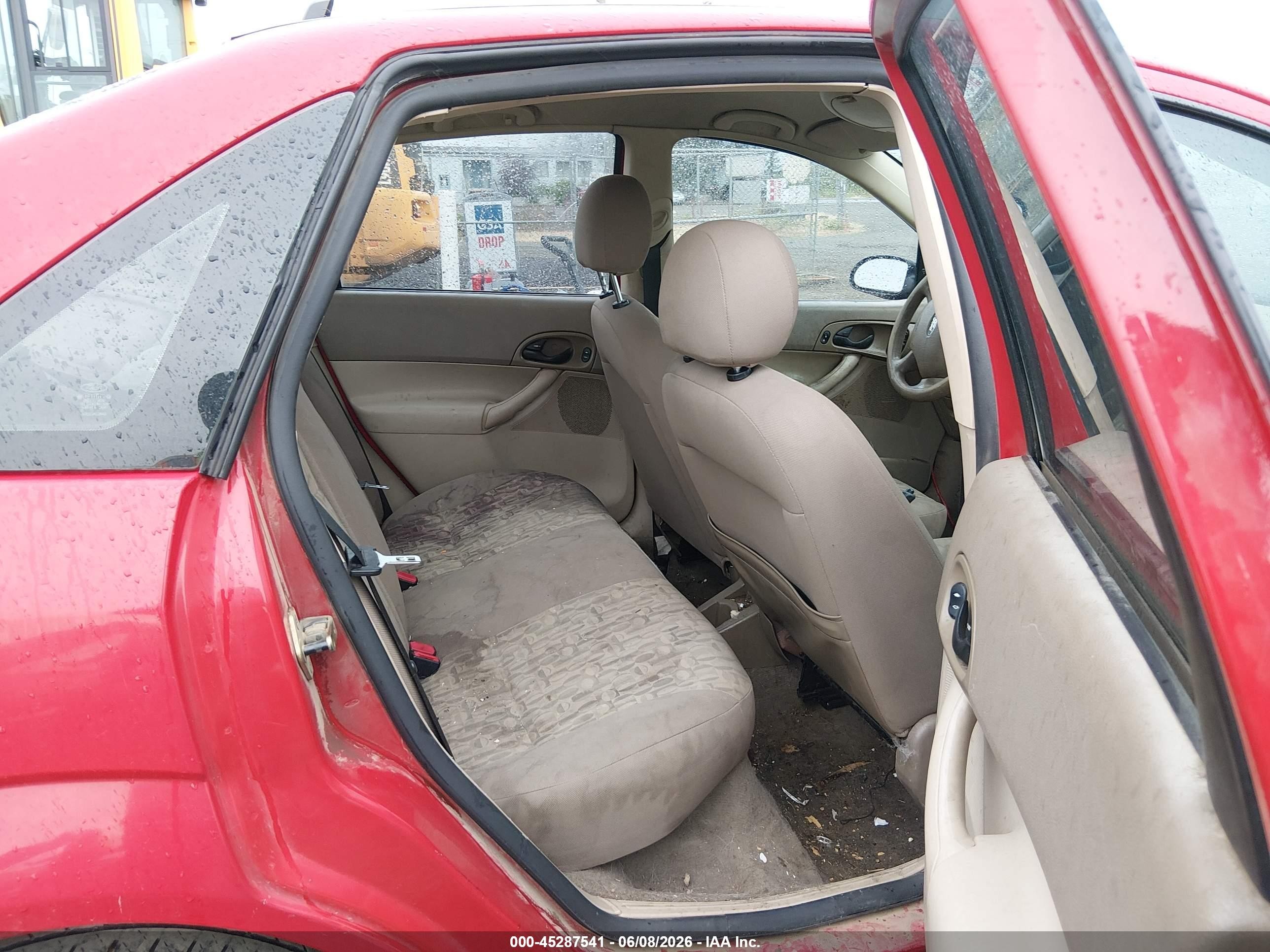 2005 Ford Focus Zx4 Red vin: 1FAFP34N15W266831