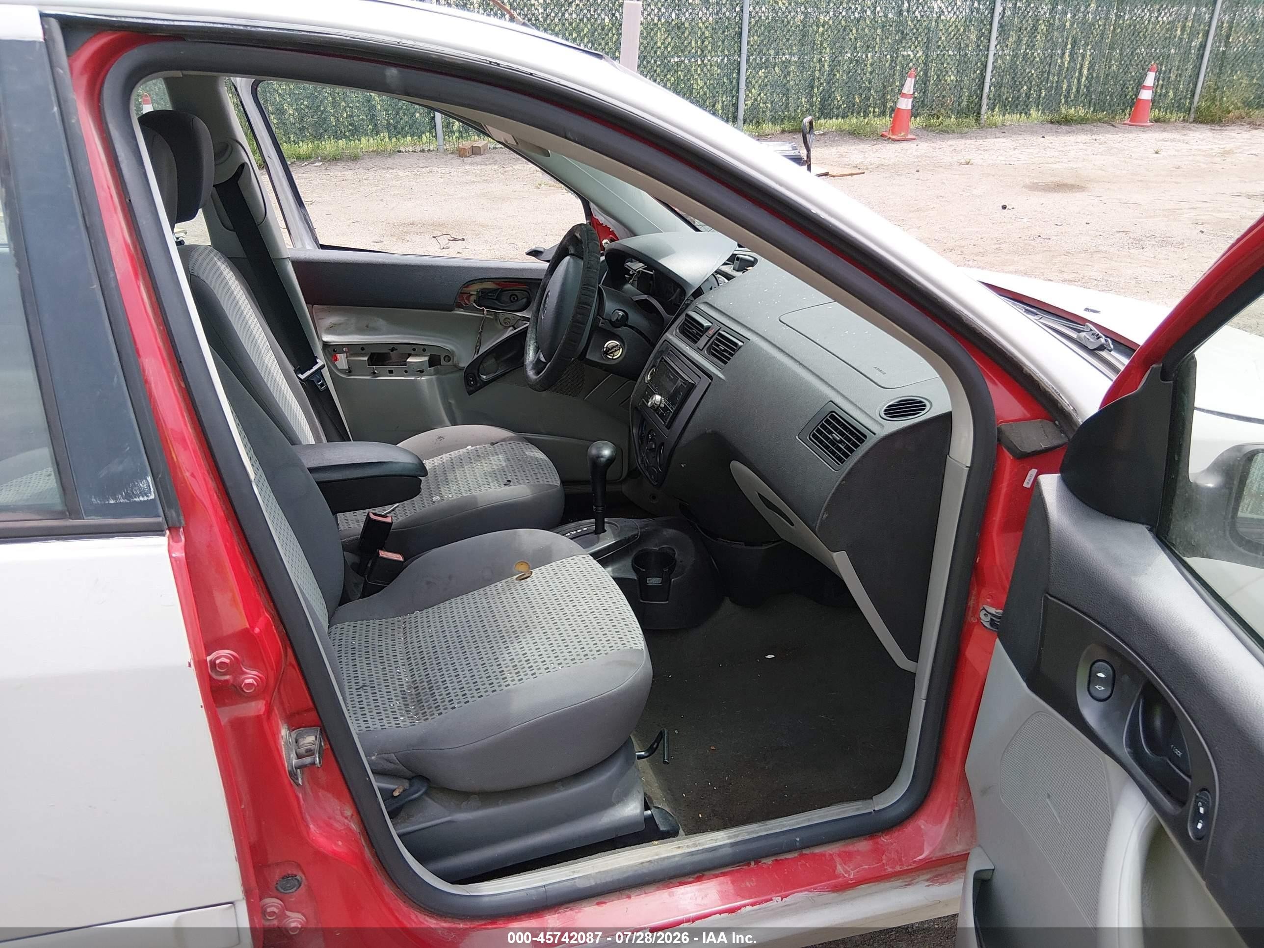 2006 Ford Focus Zx4 White vin: 1FAFP34N16W189394