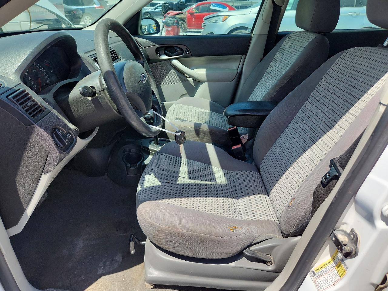 2007 Ford Focus Zx4 White vin: 1FAFP34N17W203506