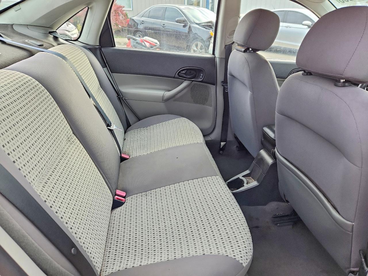 2007 Ford Focus Zx4 White vin: 1FAFP34N17W344155