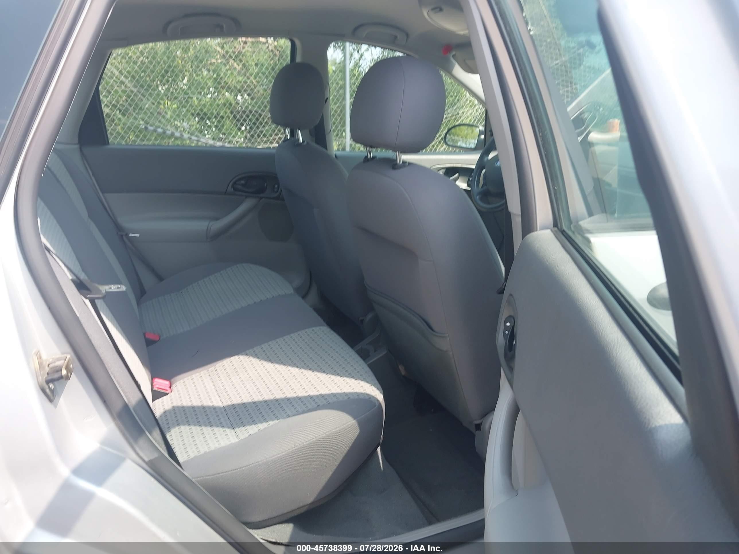 2005 Ford Focus Zx4 Silver vin: 1FAFP34N25W125993