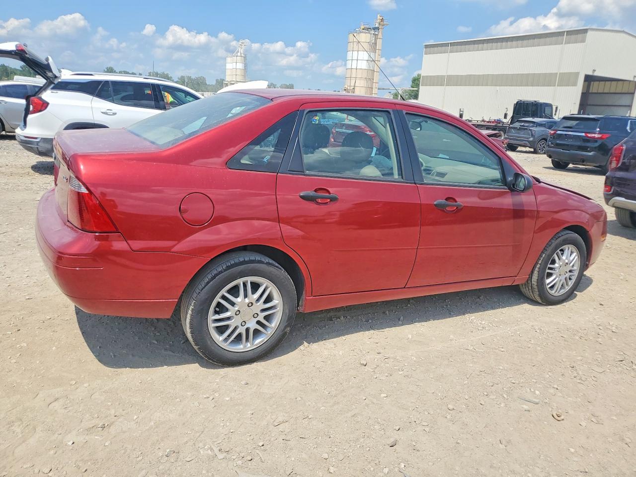 2005 Ford Focus Red vin: 1FAFP34N25W304678