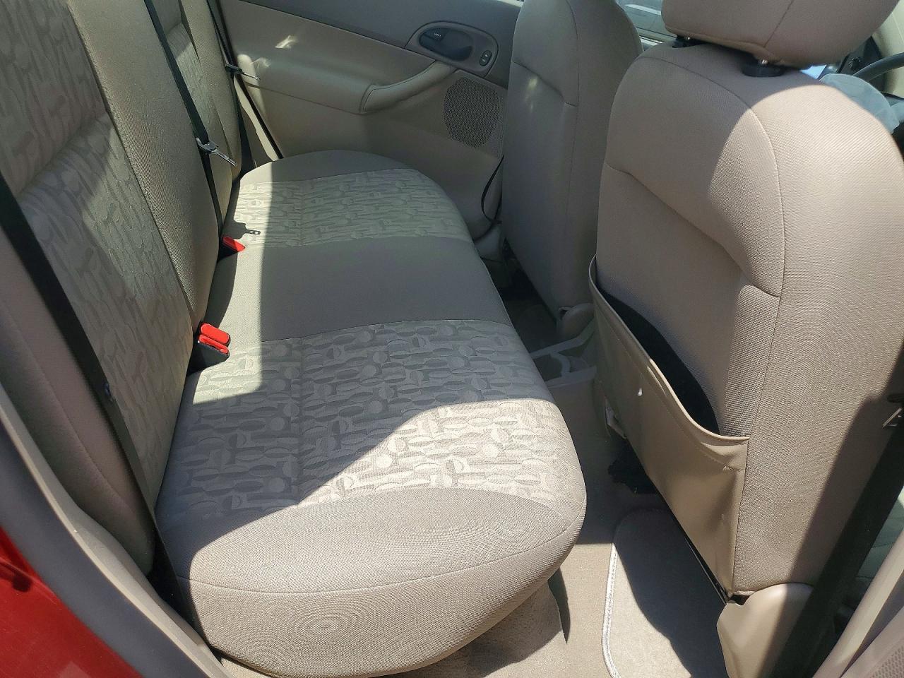 2005 Ford Focus Red vin: 1FAFP34N25W304678