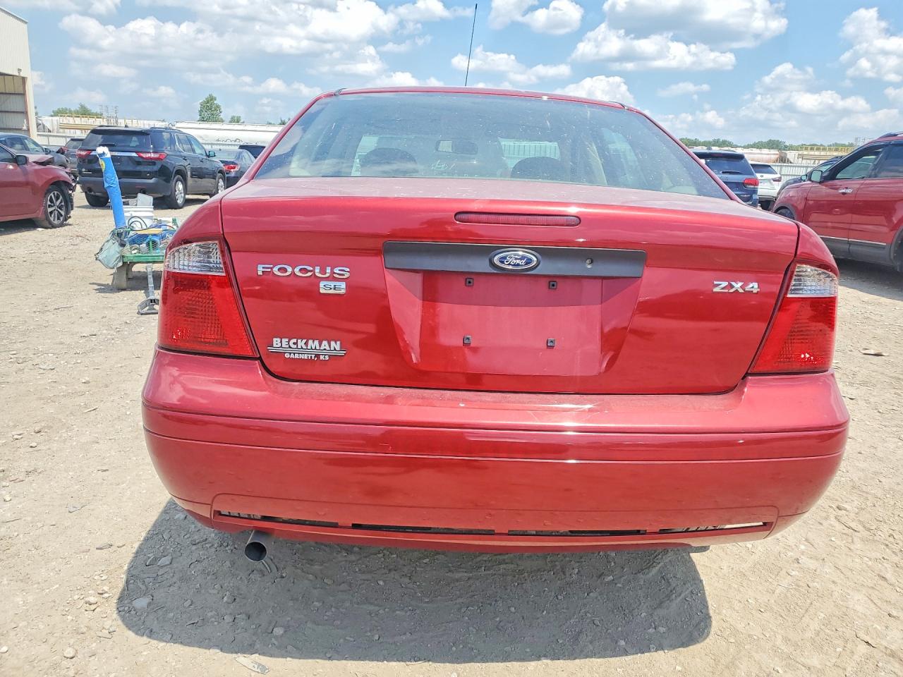2005 Ford Focus Red vin: 1FAFP34N25W304678