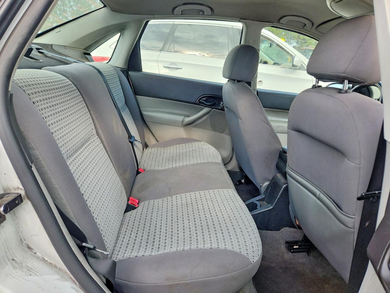 2006 Ford Focus Zx4 White vin: 1FAFP34N26W102621