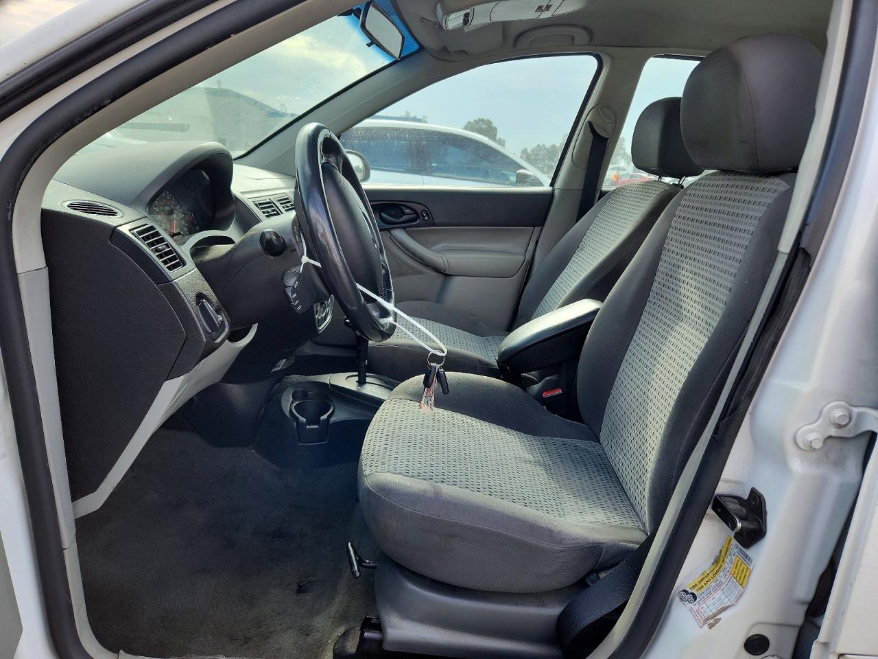 2006 Ford Focus Zx4 White vin: 1FAFP34N26W102621